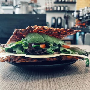 Fröknäcke med ost och avocado